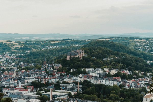 Luftbild von Marburg an der Lahn. Dort findet bis 6. Juli 2025 eine Online-Abstimmung statt, bei der sich die Bürger:innen zum Thema neue Ortsbeiräte in Marburg äußern können.