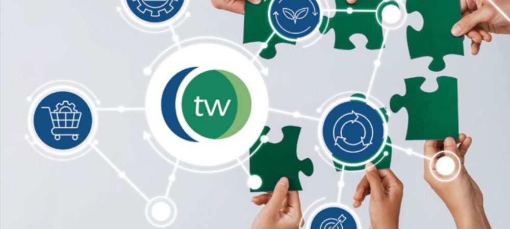 Puzzleteile, Hände von 3 Personen und Icons für Dienstleistungen für Entsorgungsbetriebe und Kreislaufwirtschaft. Newsbild zur Kooperation zwischen der wer denkt was GmbH und der teamwerk AG