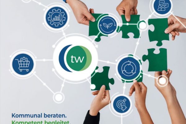 Puzzleteile, Hände von 3 Personen und Icons für Dienstleistungen für Entsorgungsbetriebe und Kreislaufwirtschaft. Newsbild zur Kooperation zwischen der wer denkt was GmbH und der teamwerk AG