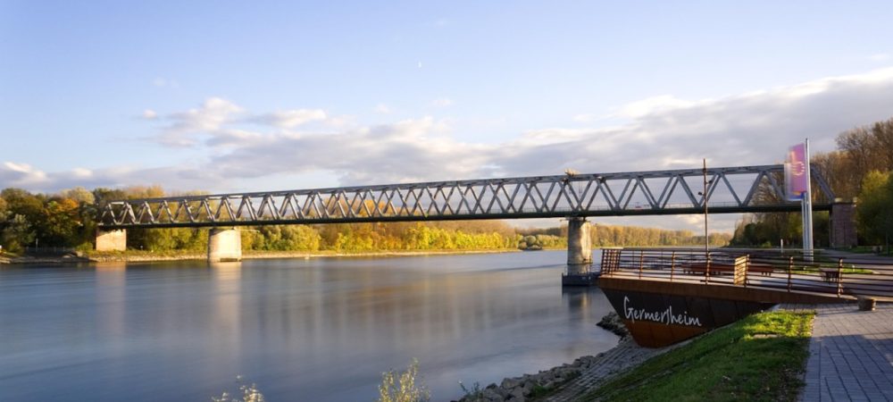 Rhein bei Germersheim, Brücke über den Rhein mit Schriftzug "Germersheim".