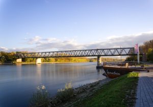 Rhein bei Germersheim, Brücke über den Rhein mit Schriftzug "Germersheim".