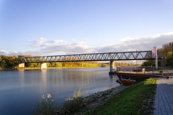 Rhein bei Germersheim, Brücke über den Rhein mit Schriftzug "Germersheim".
