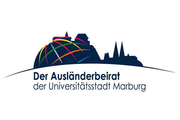 Logo vom Ausländerbeirat der Universitätsstadt Marburg. Zu sehen ist die Silhouette von der Elisabethkirche, vom Marburger Schloss sowie bunte Streifen als Symbol für Vielfalt.
