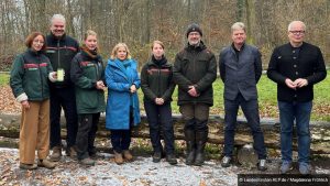 Gruppenfoto von der Pressekonferenz zur Vorstellung vom "WaldEcho Rheinland-Pfalz". Vierte von Links: Forstministerin Katrin Eder