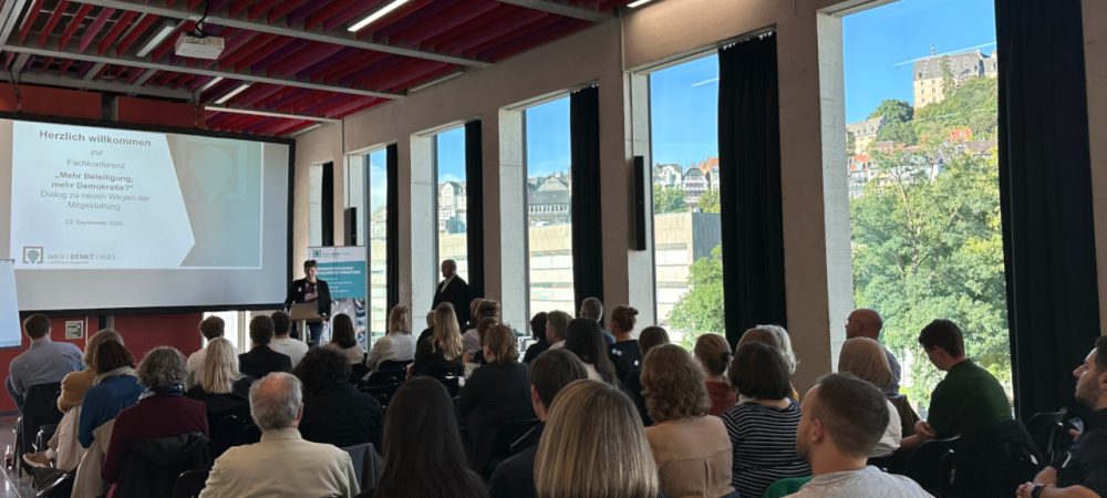 Rückblick Fachkonferenz 2025; Vormittagsprogramm im Erwin-Piscator-Haus in Marburg; Geschäftsführerin Theresa Lotichius begrüßt alle Besucherinnen und Besucher