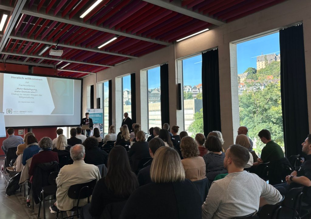 Rückblick Fachkonferenz 2025; Vormittagsprogramm im Erwin-Piscator-Haus in Marburg; Geschäftsführerin Theresa Lotichius begrüßt alle Besucherinnen und Besucher