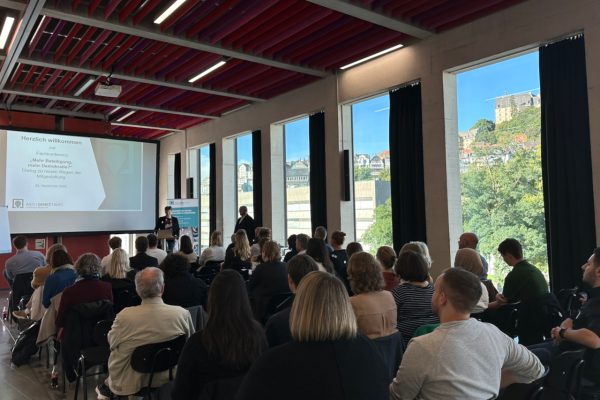 Rückblick Fachkonferenz 2025; Vormittagsprogramm im Erwin-Piscator-Haus in Marburg; Geschäftsführerin Theresa Lotichius begrüßt alle Besucherinnen und Besucher