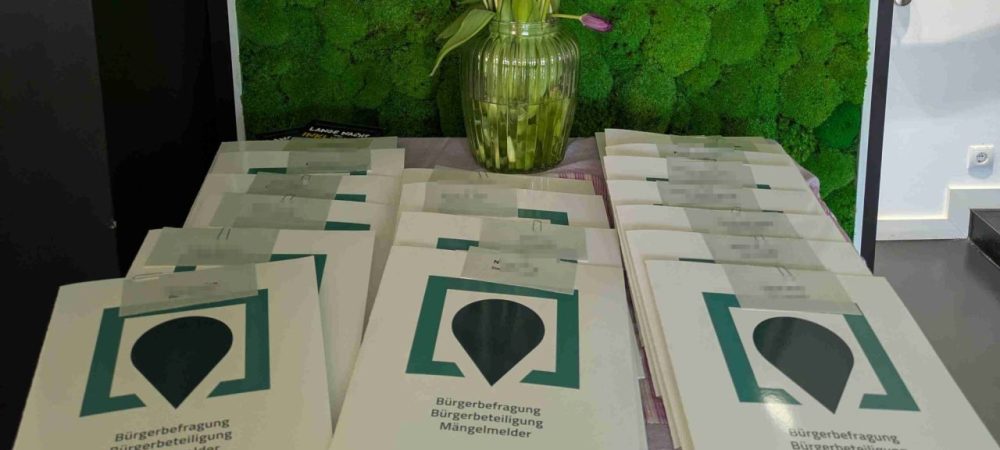 15 Jahre wer denkt was GmbH - Mappen auf einem Tisch
