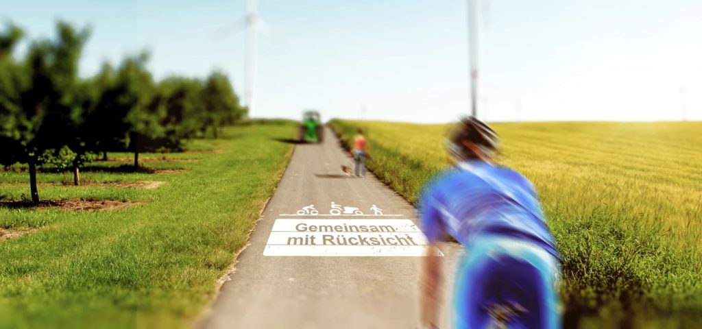 Bodenmarkierung in der Urlaubs- und Freizeitregion Rheinhessen zur Sensibilisierung der Wegnutzung