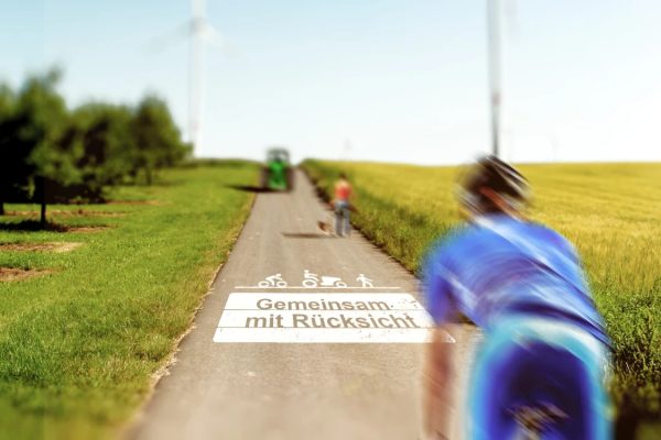 Bodenmarkierung in der Urlaubs- und Freizeitregion Rheinhessen zur Sensibilisierung der Wegnutzung