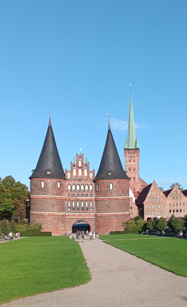 Maßgeschneidert statt Standard: Gemeinsamer Startschuss für den neuen Mängelmelder der Hansestadt Lübeck
